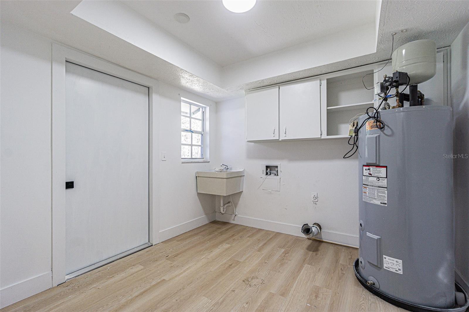 LAKESIDE ESTATES - Residential