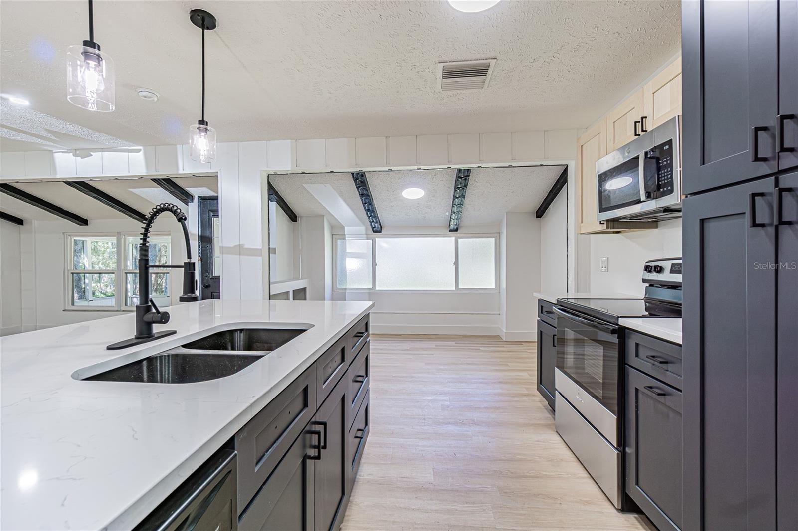 LAKESIDE ESTATES - Residential