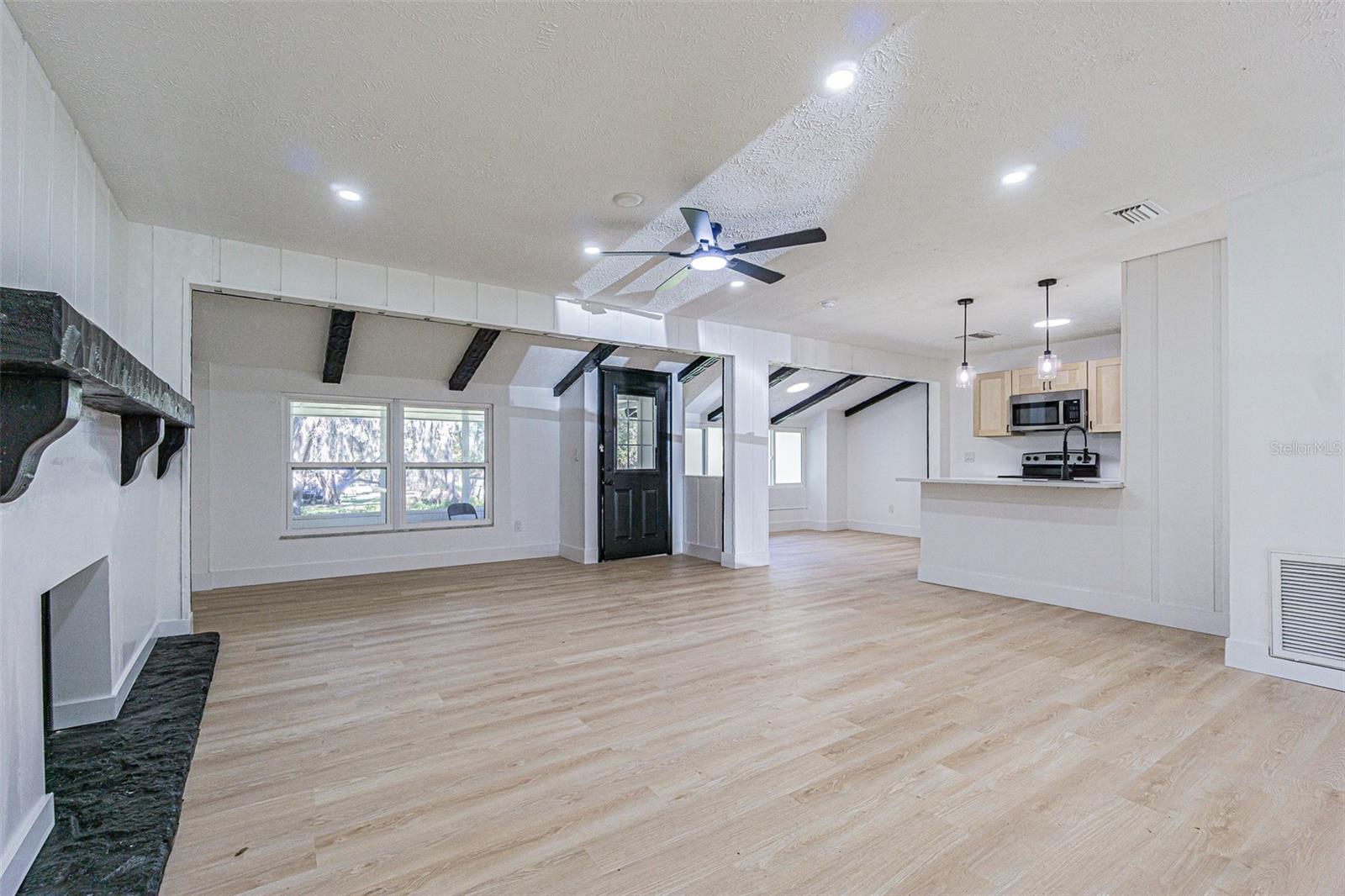 LAKESIDE ESTATES - Residential