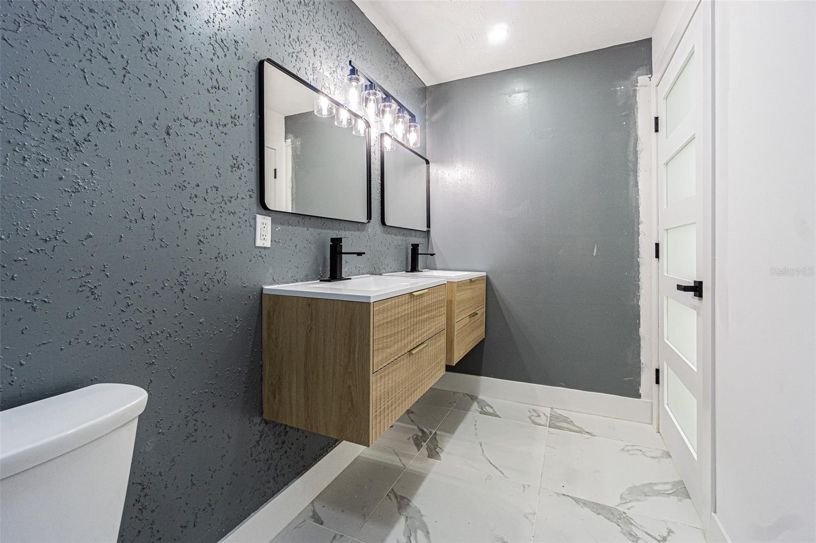 LAKESIDE ESTATES - Residential