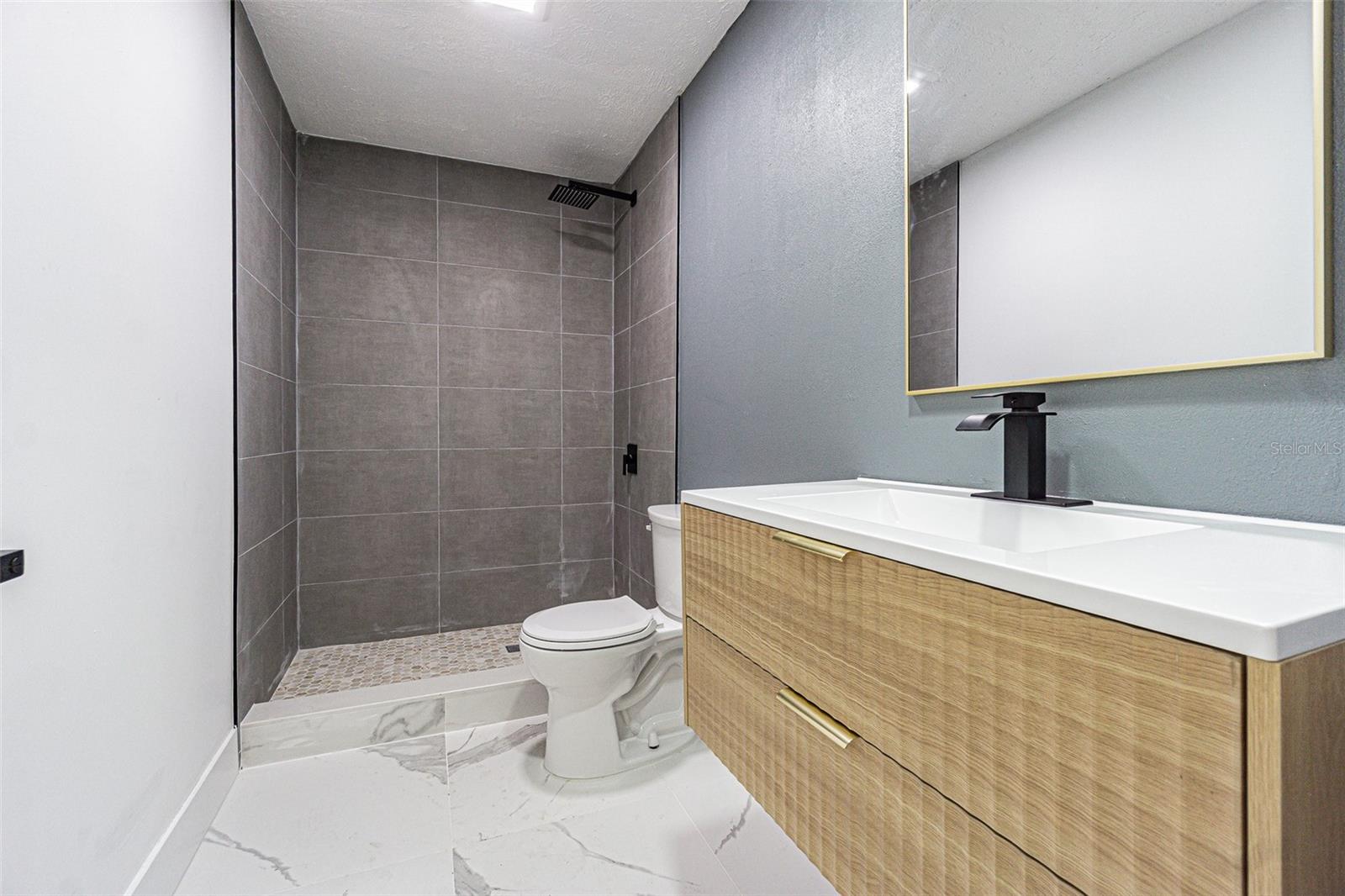 LAKESIDE ESTATES - Residential