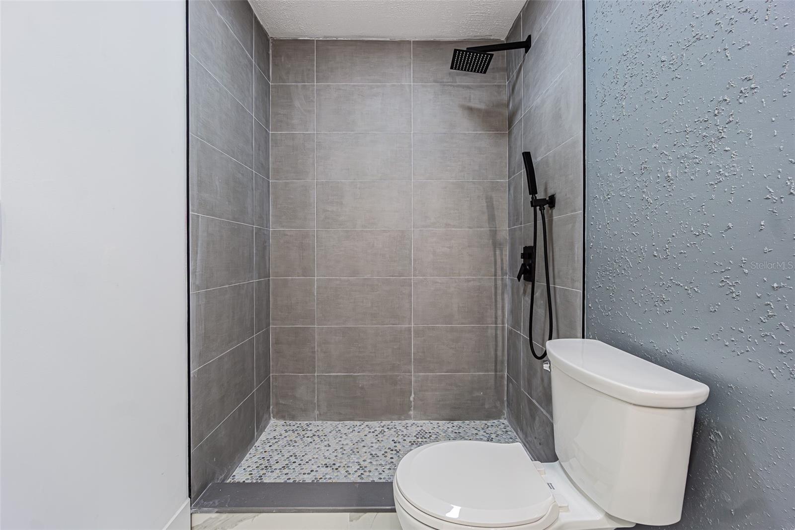 LAKESIDE ESTATES - Residential