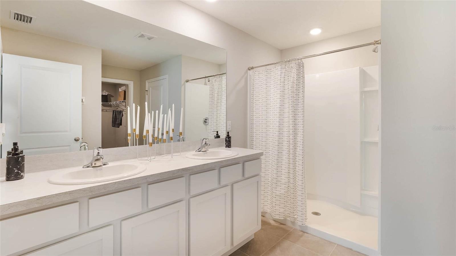 BELLA LAGO - Residential