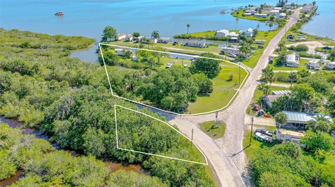 416 E Halifax AVENUE OAK HILL FL 32759