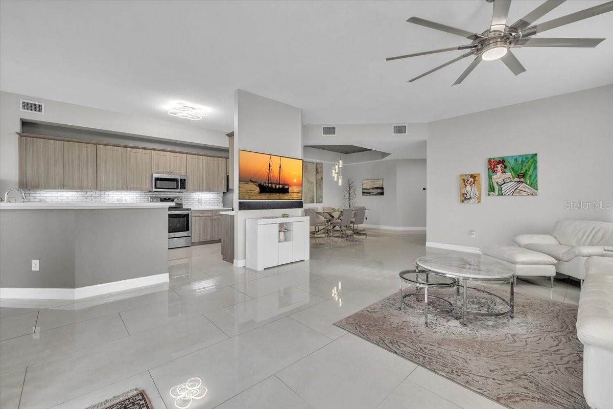 BREAKERS COURT - Residential