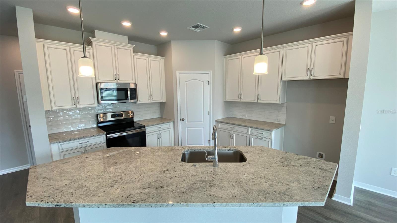 LAKE MDW LNDG - Residential Lease