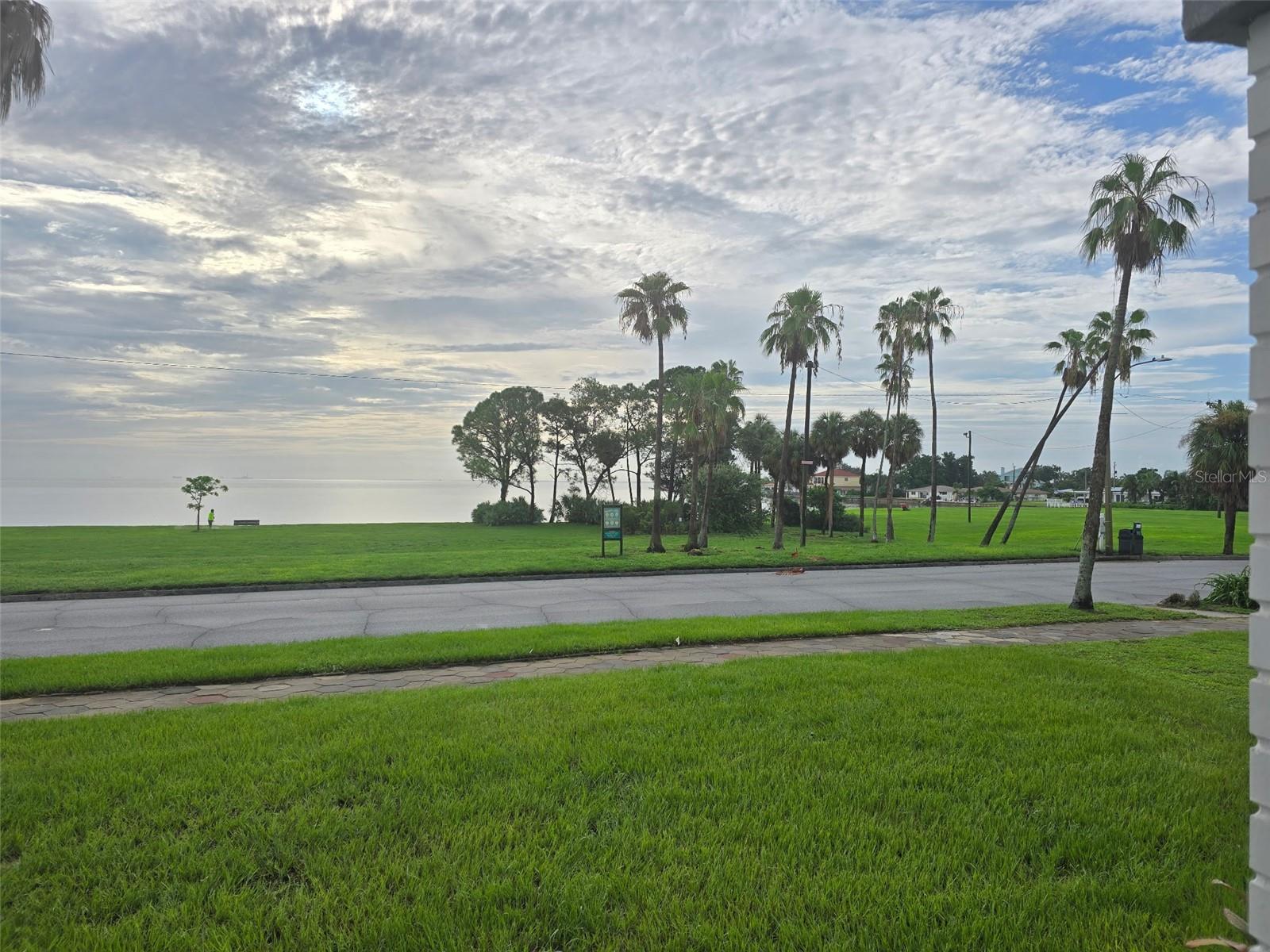 2041 BEACH DR SE