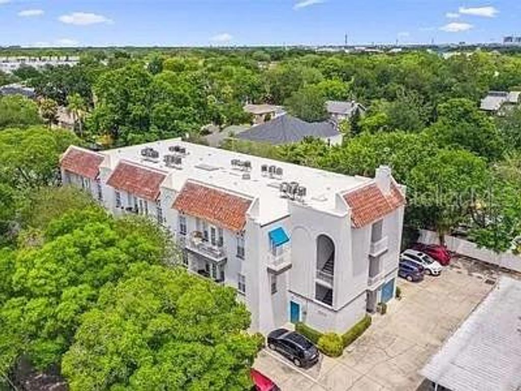 Photo of 2314 S Clewis Court #204, Tampa, FL 33629 (MLS # GC534818)