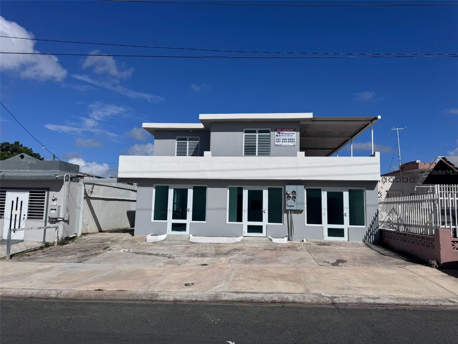 ?? PRIME INVESTMENT OPPORTUNITY IN BAYAMÓN, PUERTO RICO – COMMERCIAL + RESIDENTIAL ??
Don’t miss out on this turnkey income-producing property located in the heart of Bayamón, Puerto Rico. Perfectly renovated and ready to go!
?? FIRST FLOOR – 3 COMMERCIAL UNITS
Each unit features its own private bathroom and modern finishes. Ideal for offices, salons, boutiques, medical or professional use.
?? Ready to rent or operate immediately.
?? SECOND FLOOR – SPACIOUS APARTMENT
This well-maintained residential space includes:
? 3 Bedrooms
? 1 Full Bathroom
? Private Terrace – perfect for relaxing or entertaining
? Great for owner-occupancy, long-term rental, or short-term rental (Airbnb)
?? Plenty of front parking for tenants, clients, or guests.
?? A self-sustaining investment. Live upstairs and rent the commercial spaces – or rent out everything for maximum ROI!
?? Located in a high-traffic area with quick access to main roads, shopping centers, hospitals, and more.
?? Contact us today to schedule a private showing or get more details.
Priced to sell – this won’t last long!