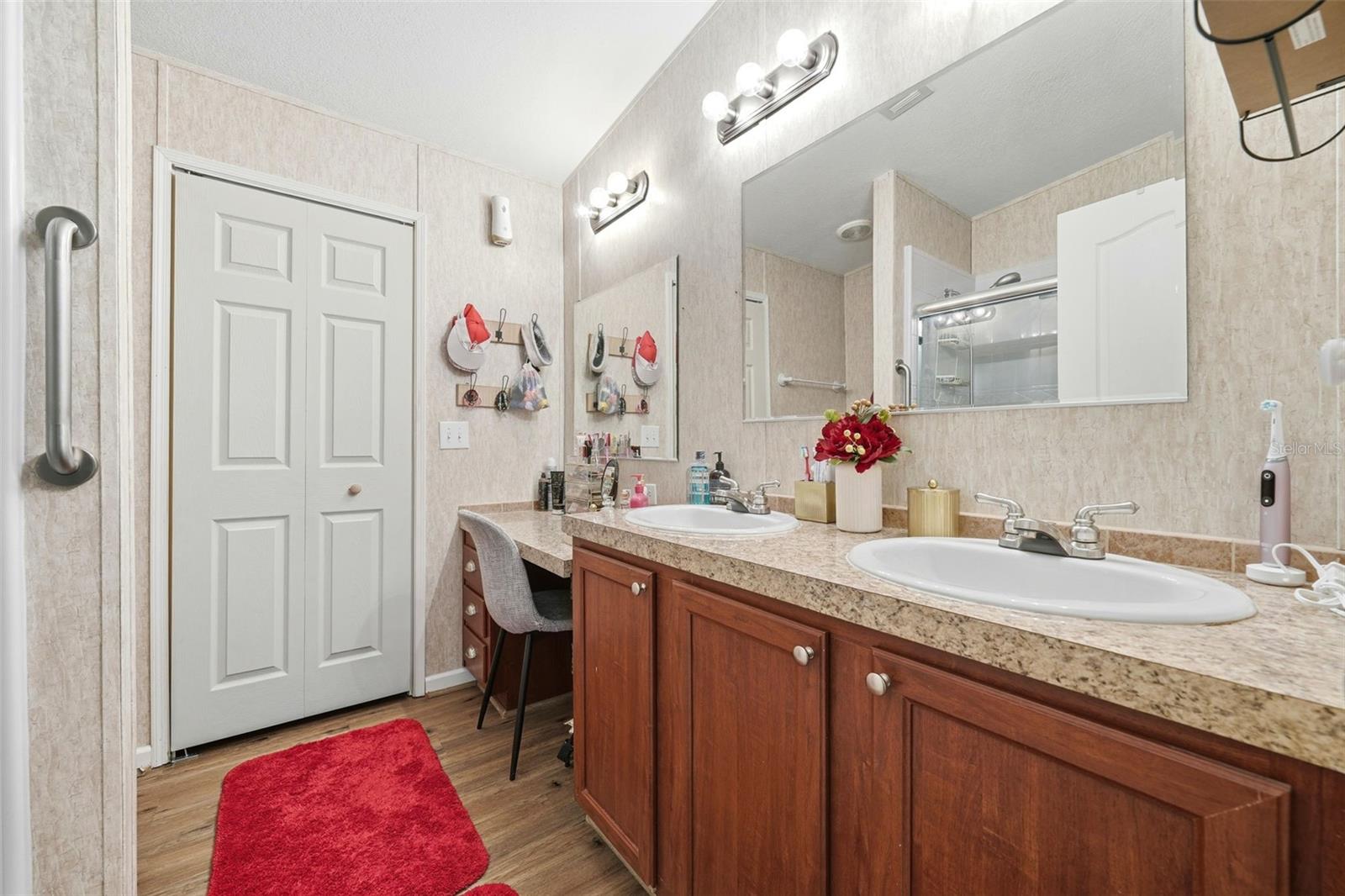 LAKE GEORGE MANOR - Residential