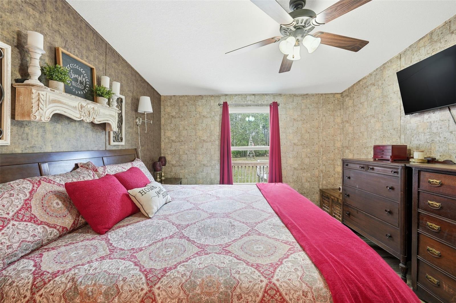 LAKE GEORGE MANOR - Residential