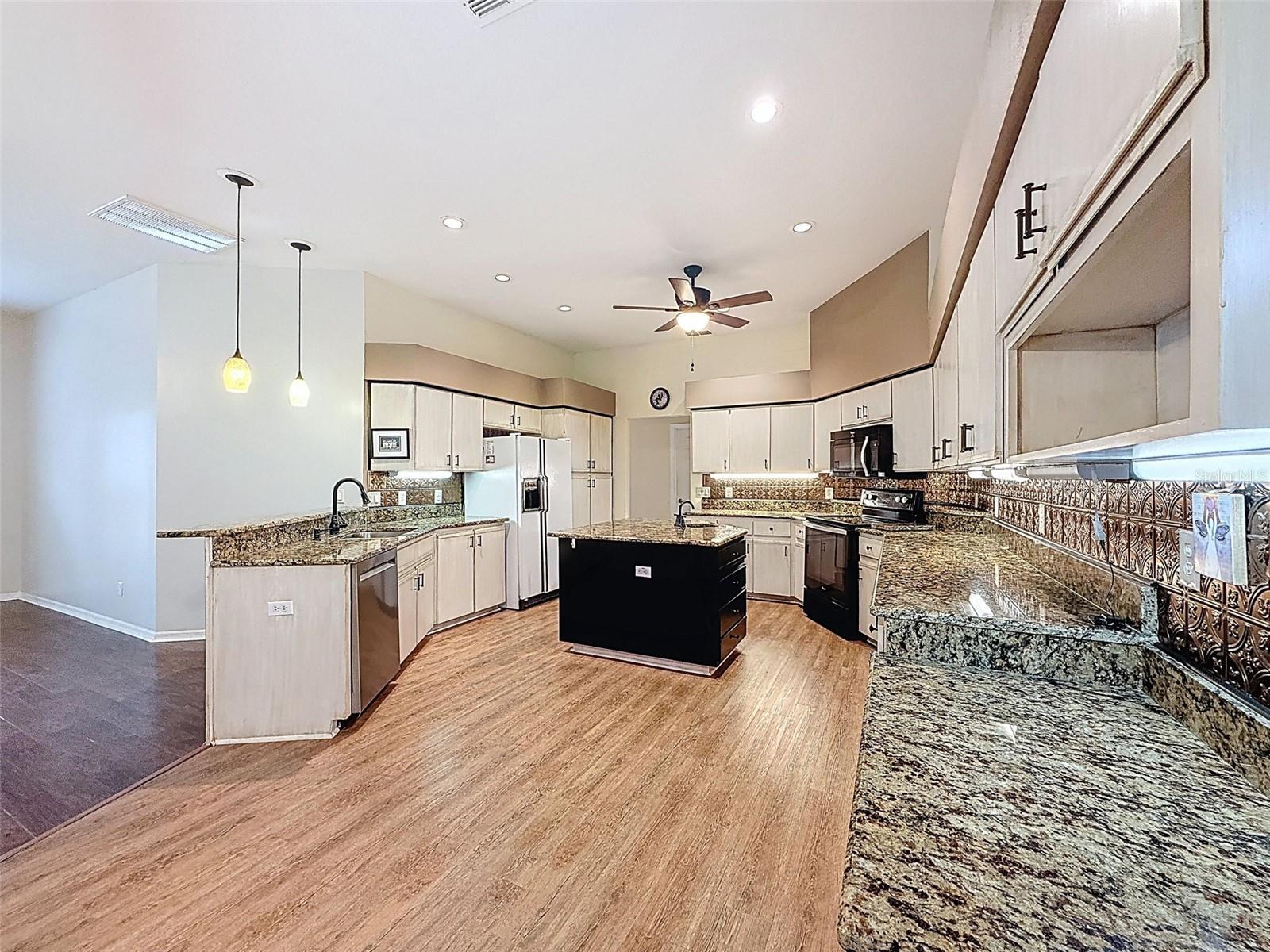 RAINBOW SPGS COUNTRY CLUB ESTATE - Residential