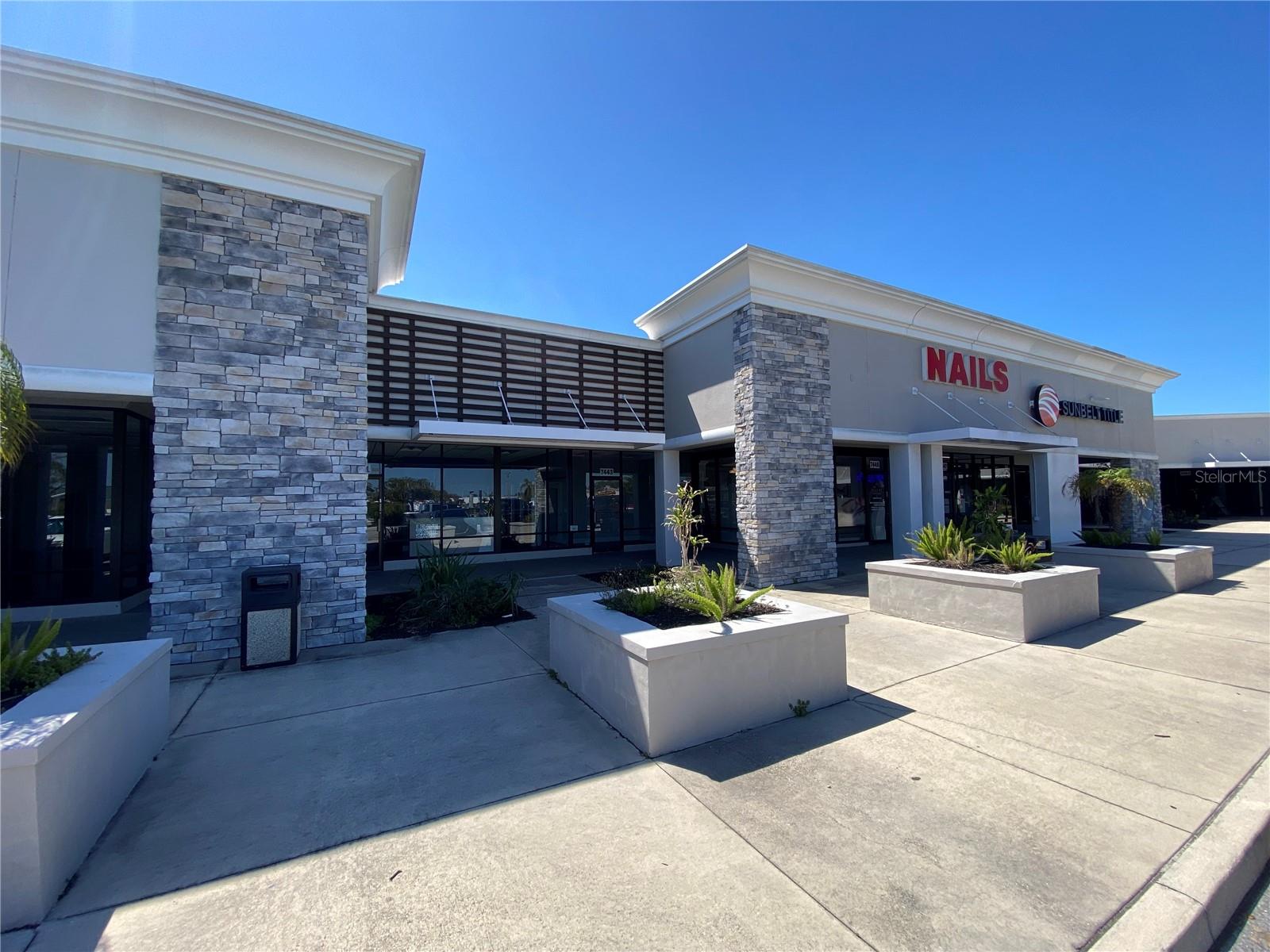 GRAND MANATEE - Commercial Lease