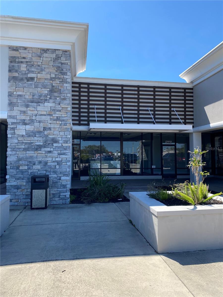 GRAND MANATEE - Commercial Lease
