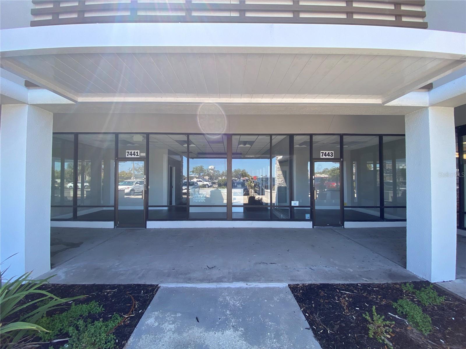 GRAND MANATEE - Commercial Lease