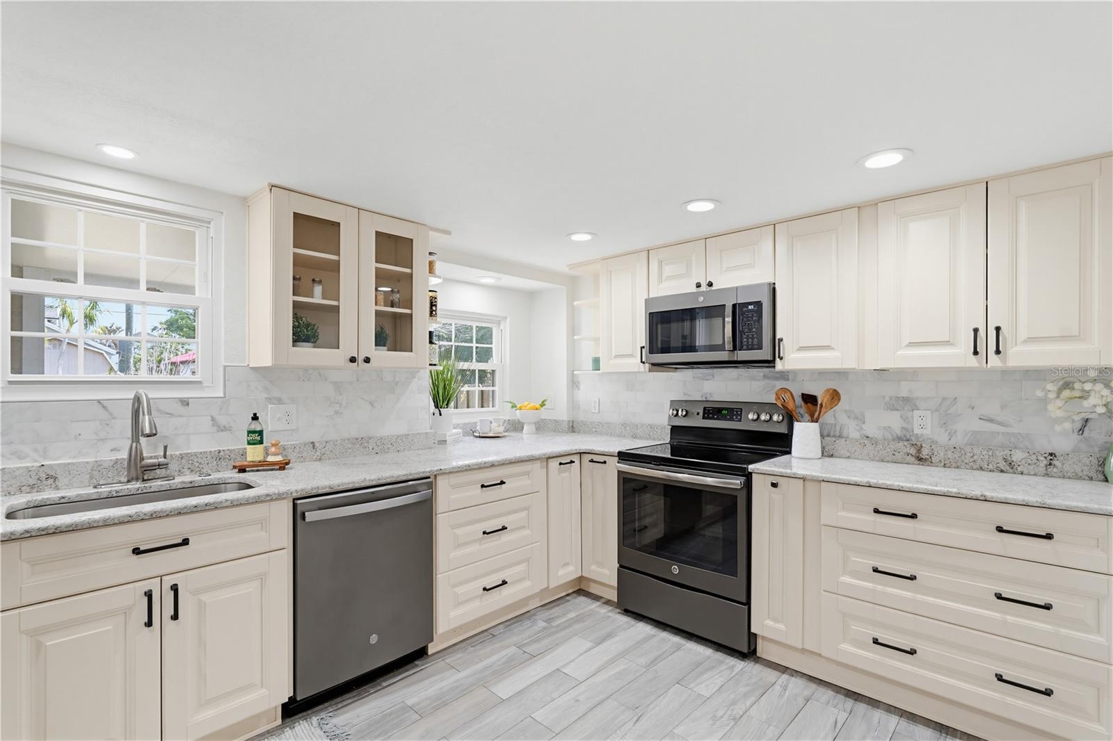 GRAY GABLES - Residential