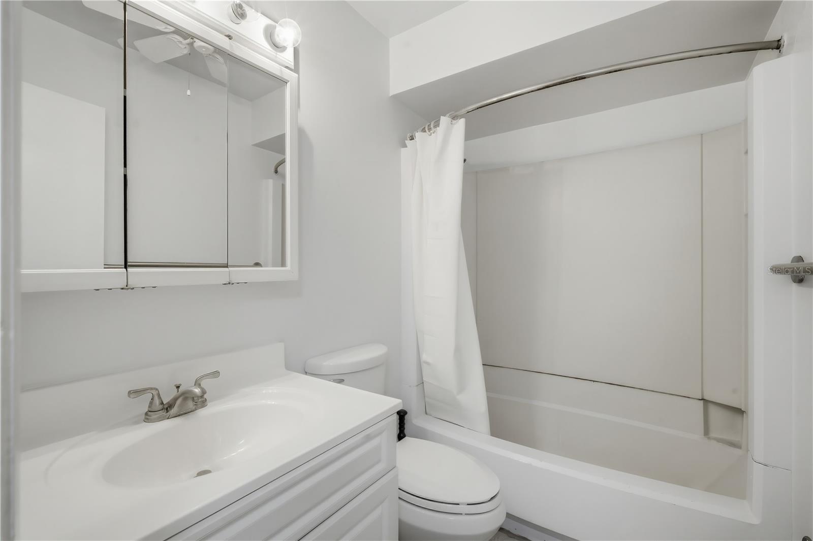 HILL CREST VILLAS - Residential Lease