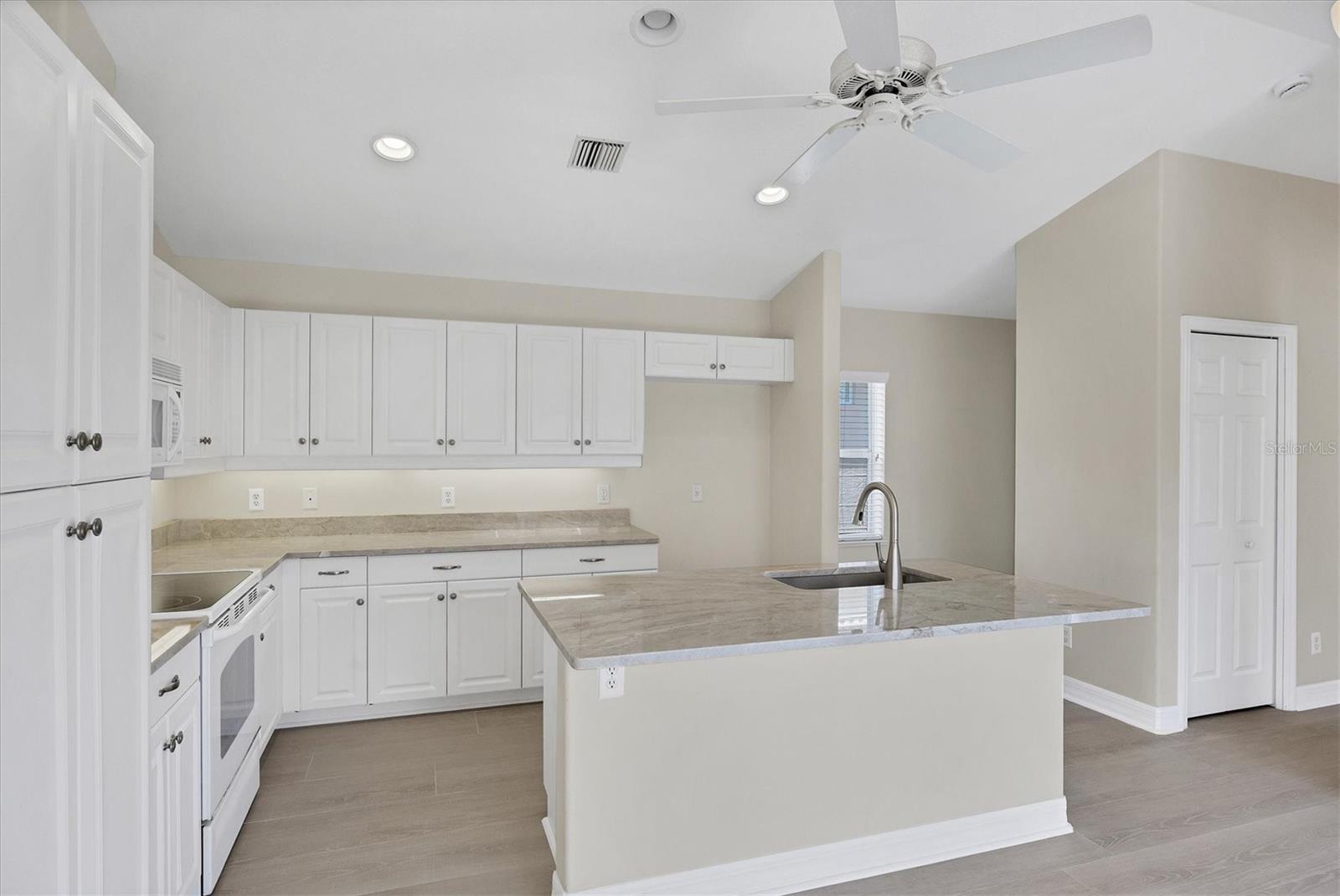 VALENCIA LAKES - Residential