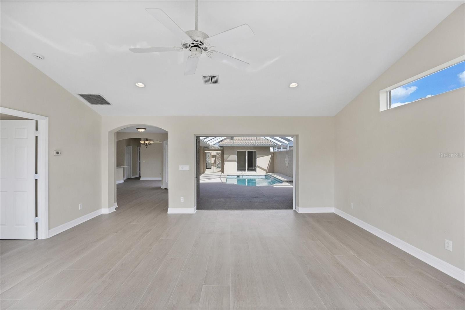 VALENCIA LAKES - Residential