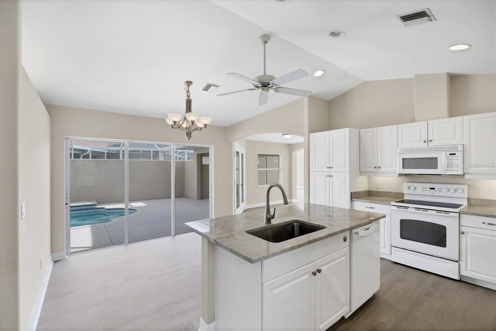 VALENCIA LAKES - Residential