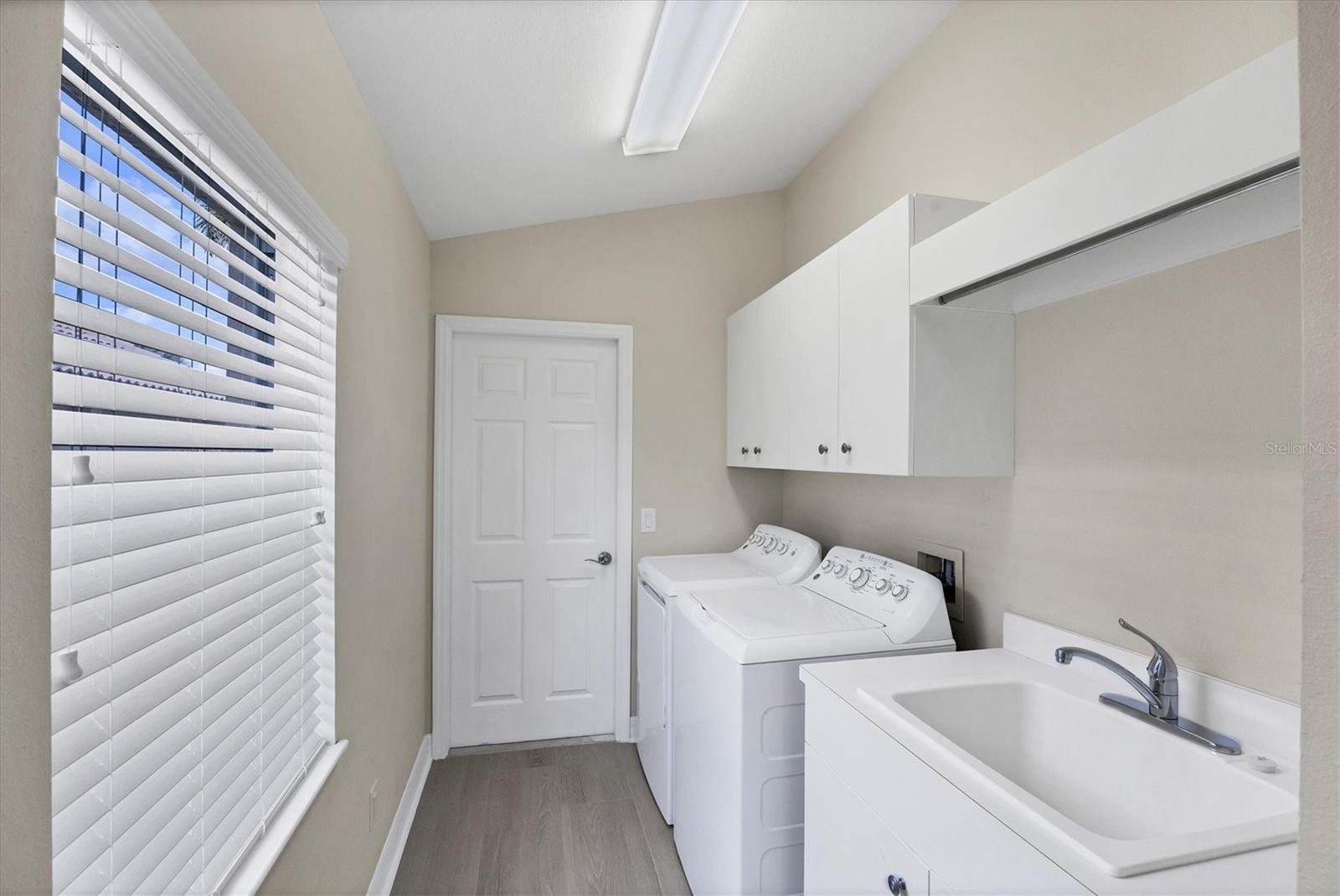 VALENCIA LAKES - Residential