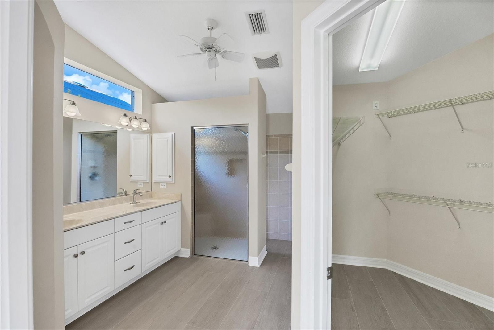 VALENCIA LAKES - Residential