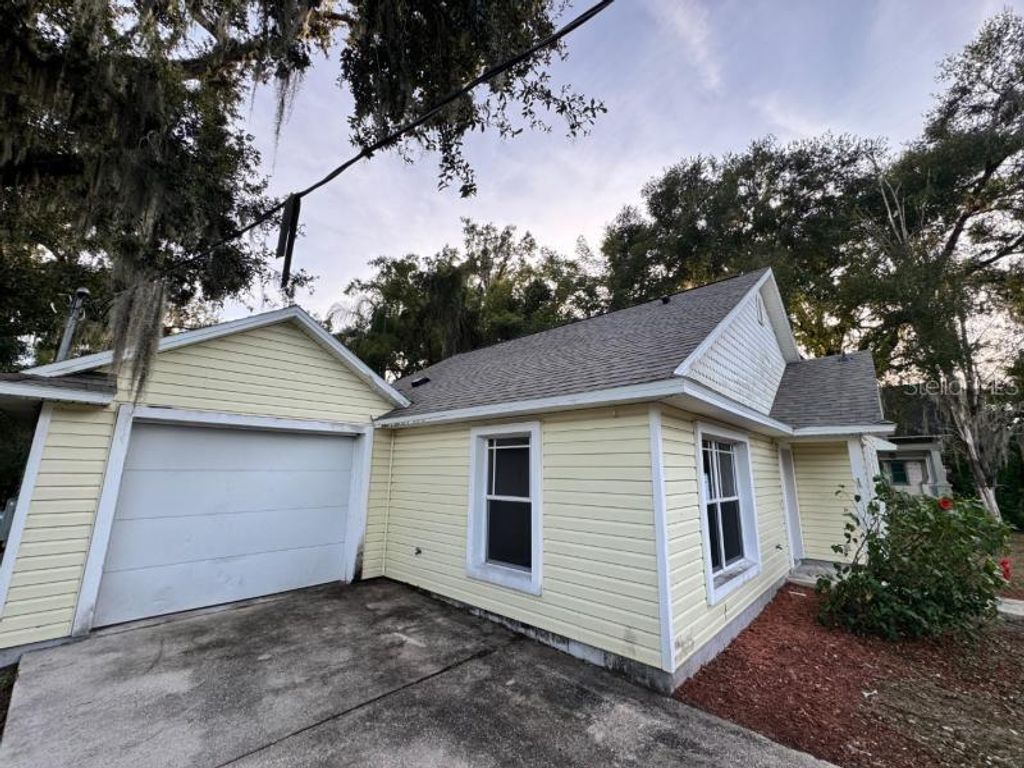 Photo of 901 W Reynolds Street, Plant City, FL 33563 (MLS # O6361233)