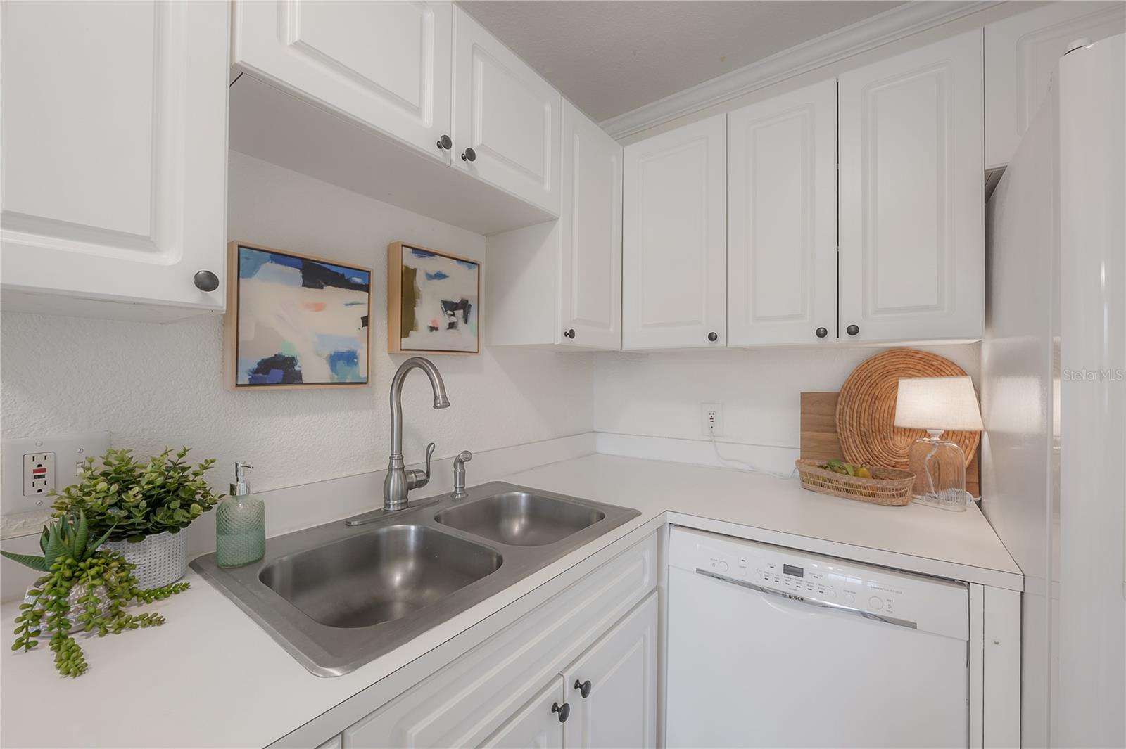 WHISPERING OAKS - Residential