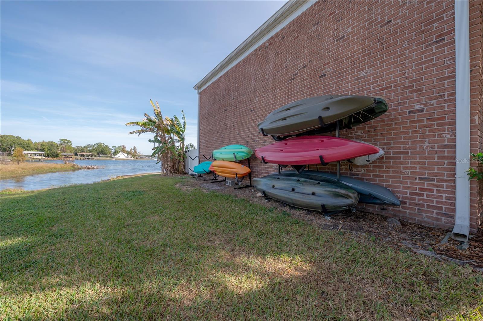 WHISPERING OAKS - Residential