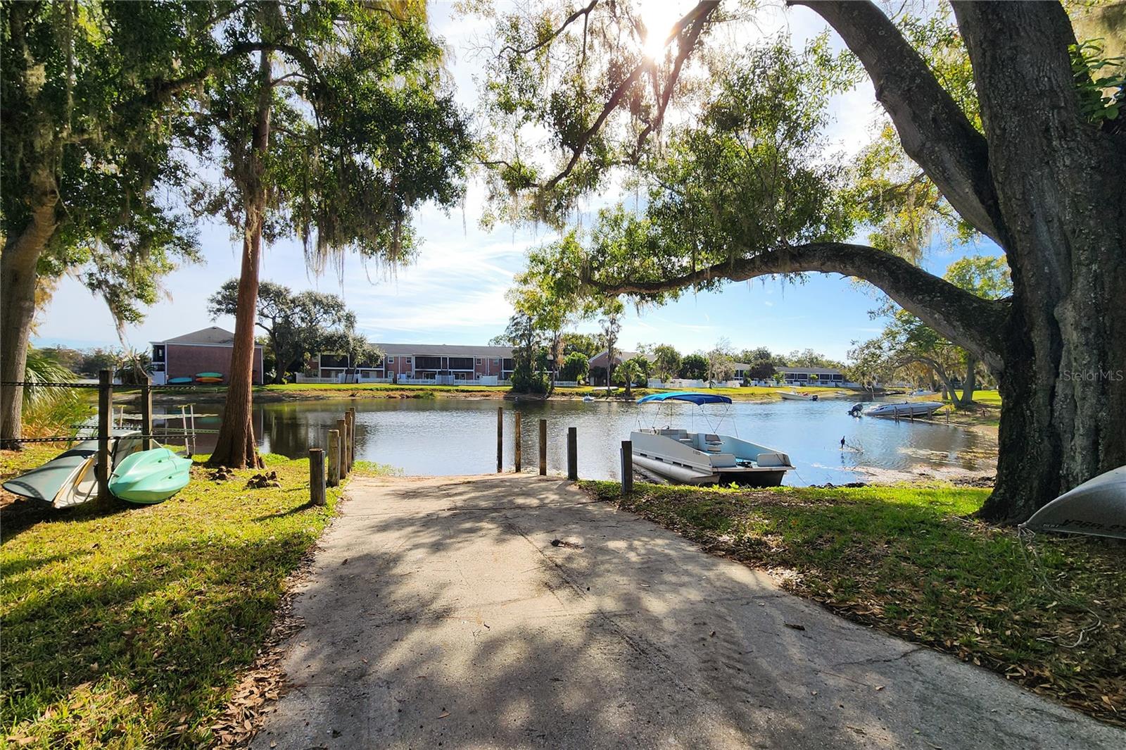 WHISPERING OAKS - Residential