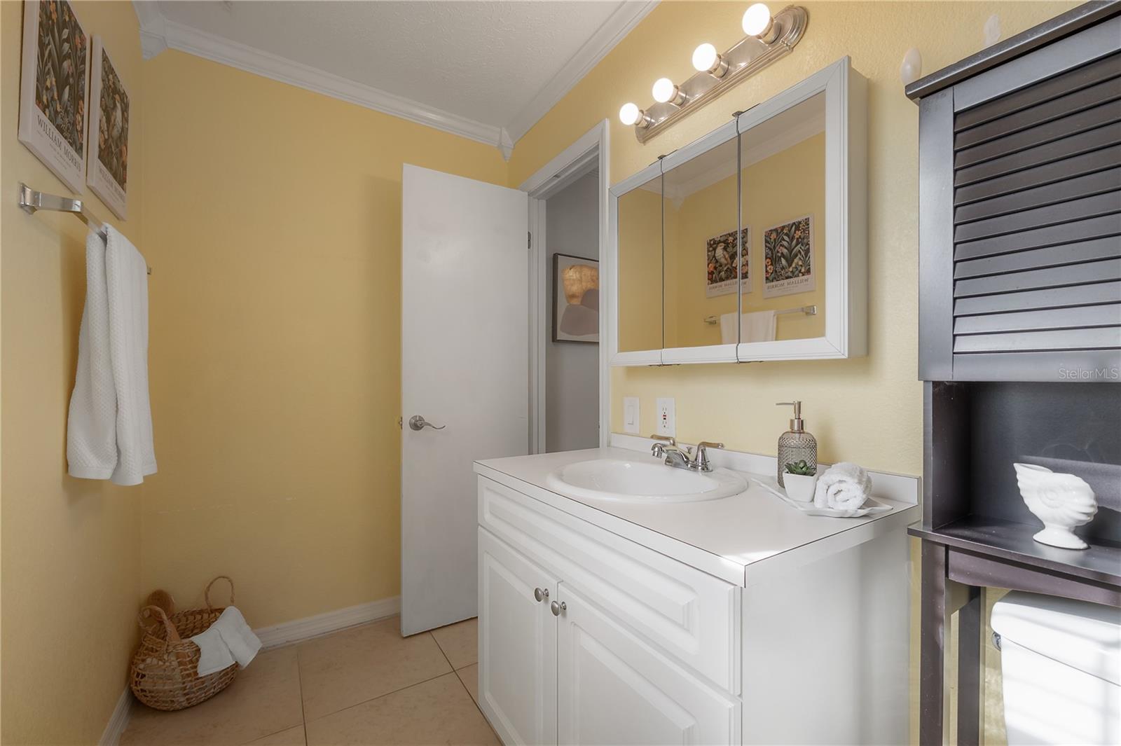 WHISPERING OAKS - Residential