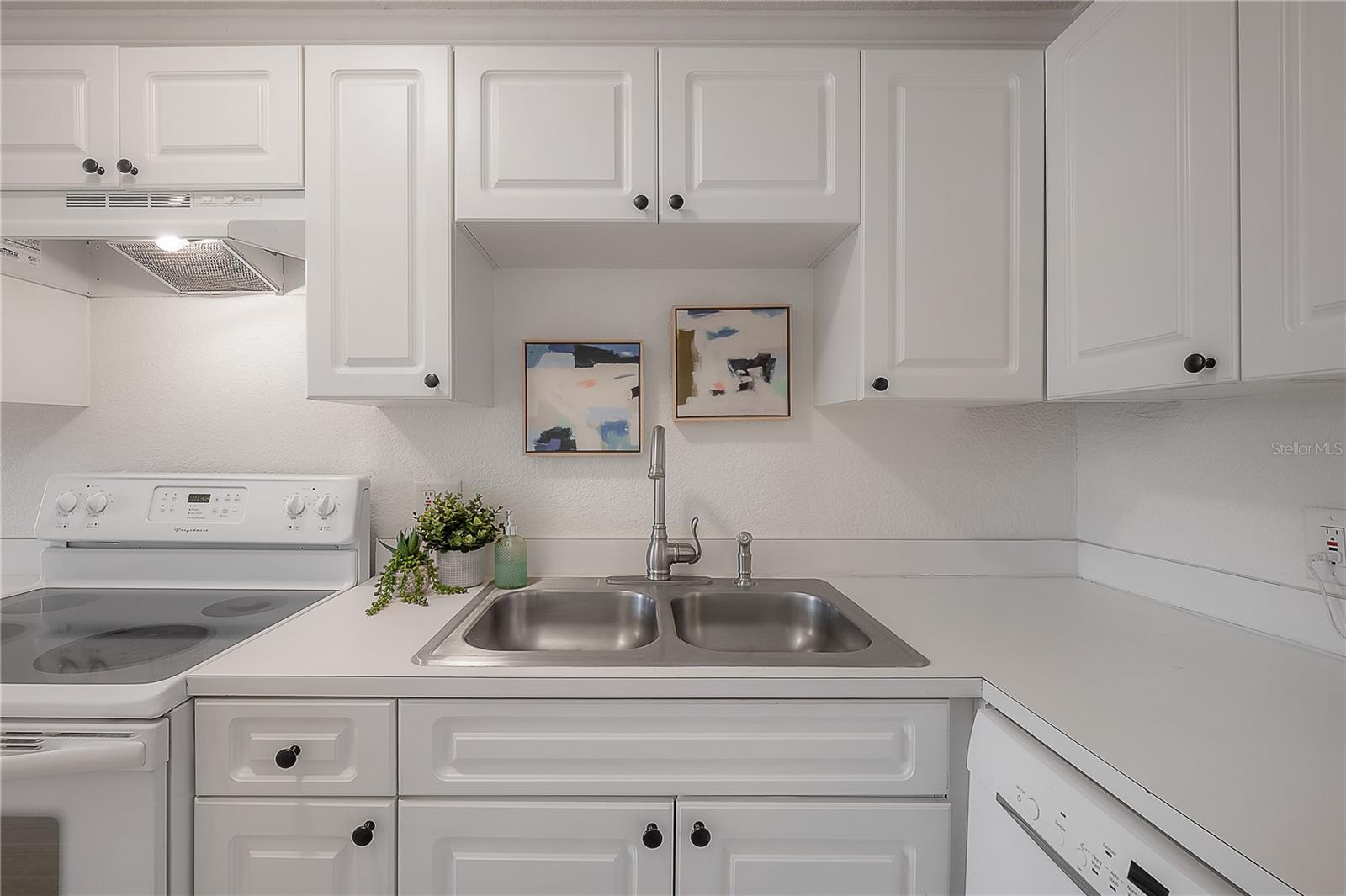 WHISPERING OAKS - Residential