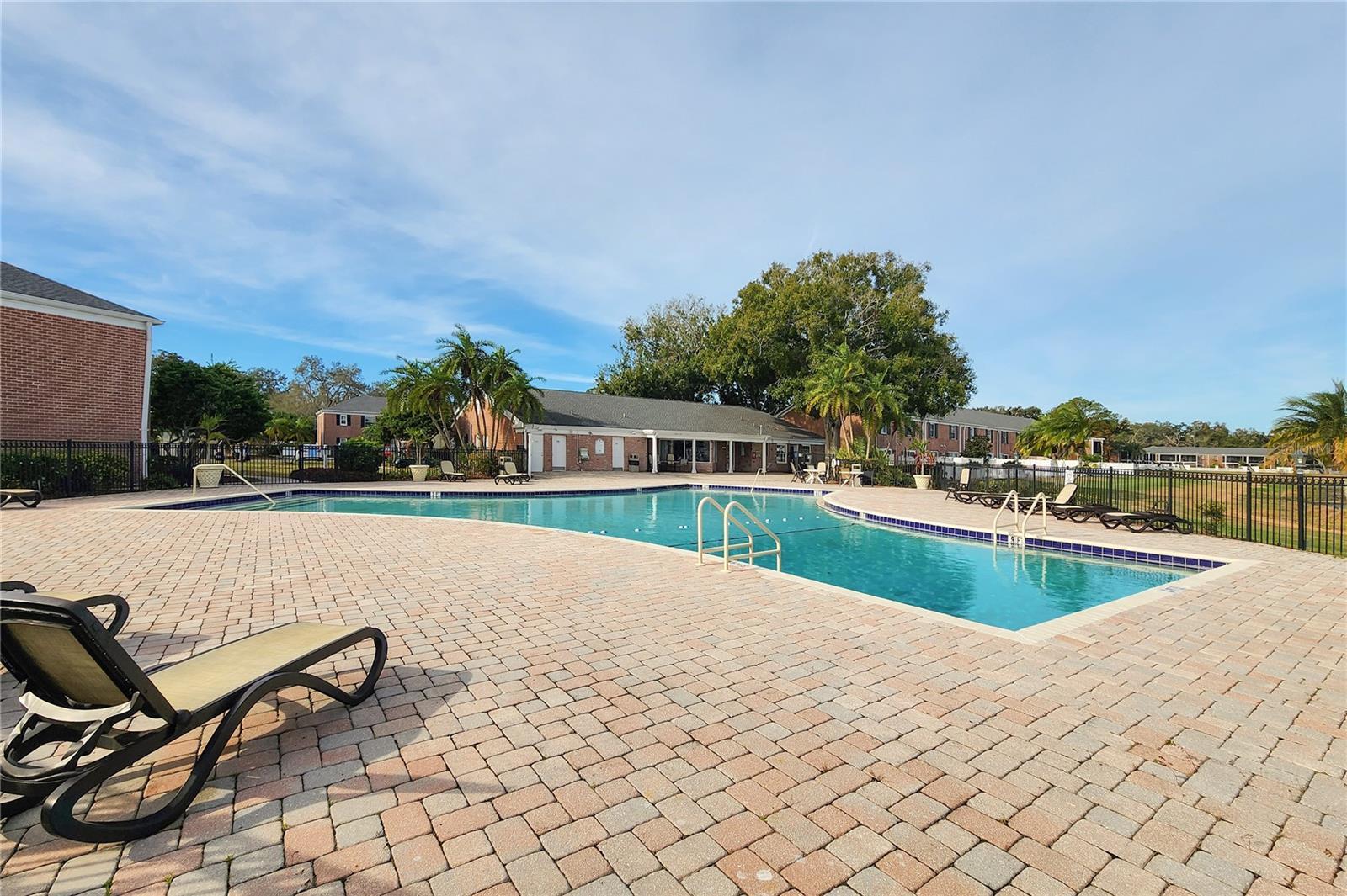 WHISPERING OAKS - Residential