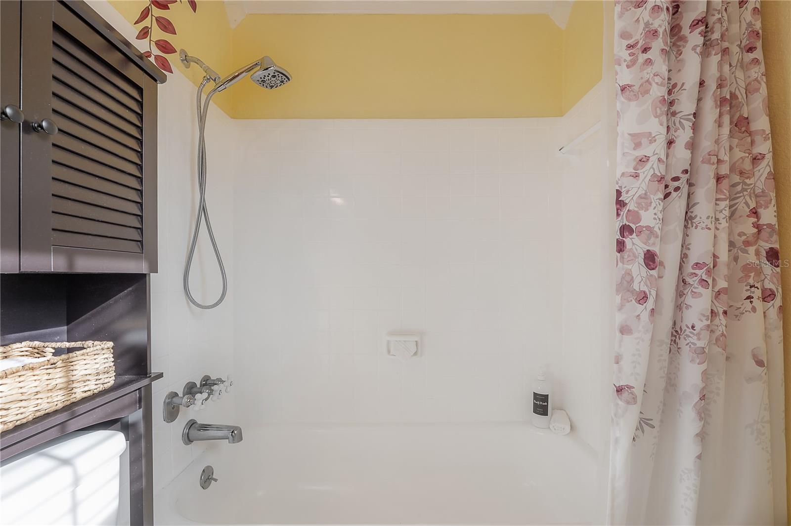 WHISPERING OAKS - Residential