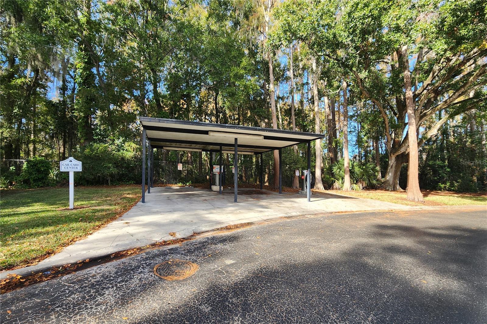 WHISPERING OAKS - Residential