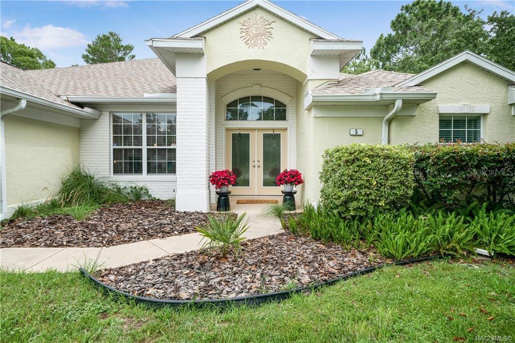 Experience comfort and tranquility in this beautifully maintained 3-bedroom, 2-bath pool home, ideally situated on a quiet cul-de-sac in the highly sought-after Oak Village of Sugarmill Woods.
Offering 2,294 square feet of living space, this home features an open-concept layout with tray ceilings, a kitchen equipped with stainless steel appliances, and seamless transitions into the spacious family room, dining area, and formal living room — all designed to connect effortlessly with the outdoors.
Pocket sliding glass doors open to your private saltwater pool and screened lanai, overlooking a peaceful greenbelt backyard for added privacy and serenity.
The master suite includes a walk-in closet, dual sinks, a garden soaking tub, and a separate glass-enclosed shower. Additional highlights include a generous 22x25 two-car garage, a dedicated laundry room with washer and dryer, a new roof installed in 2021 with solar-powered attic vents, and a 2023 HVAC system upgraded with a UV air purifier.