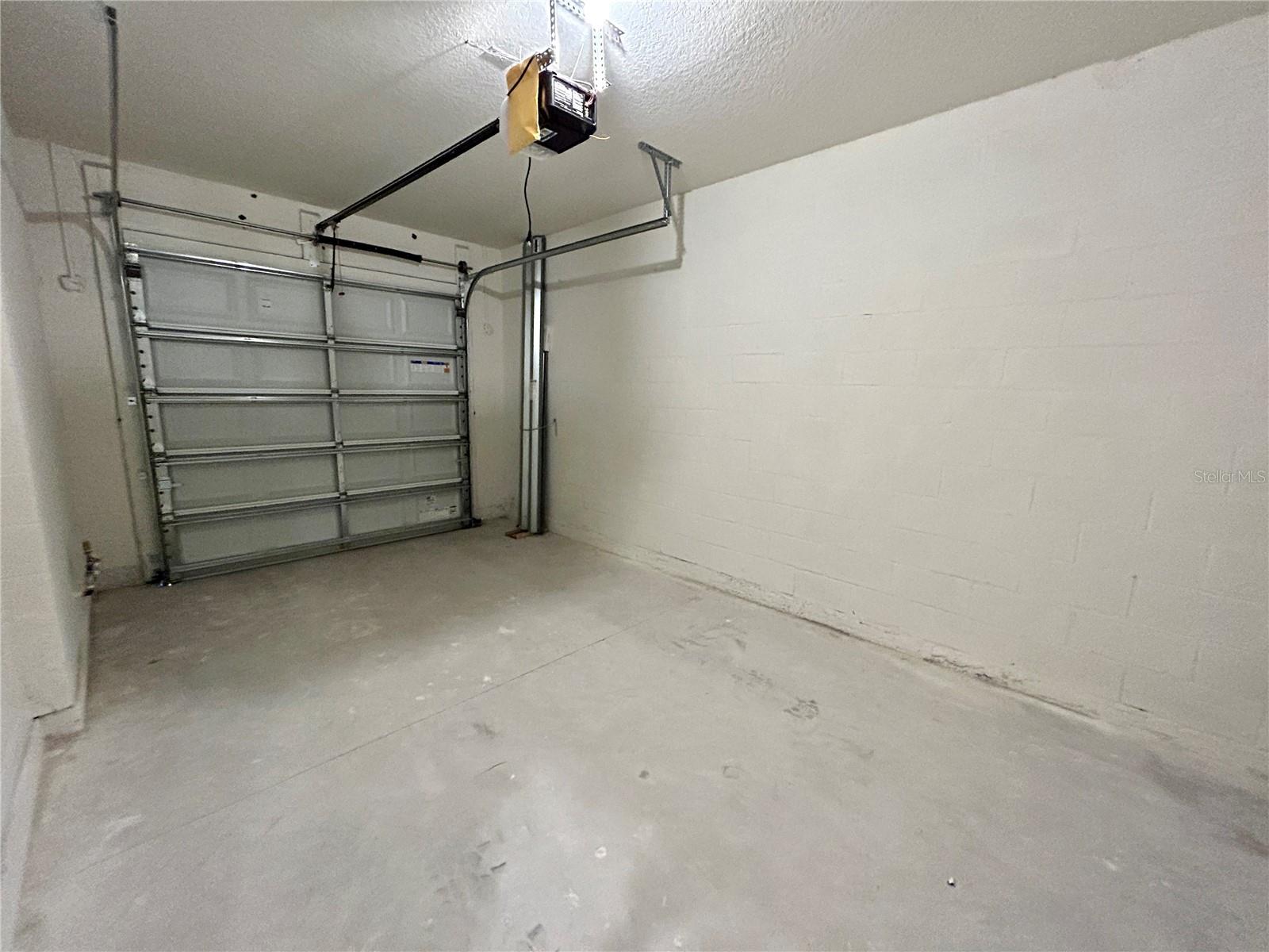 WOODLEAF HAMMOCK A REP OF A POR O - Residential Lease