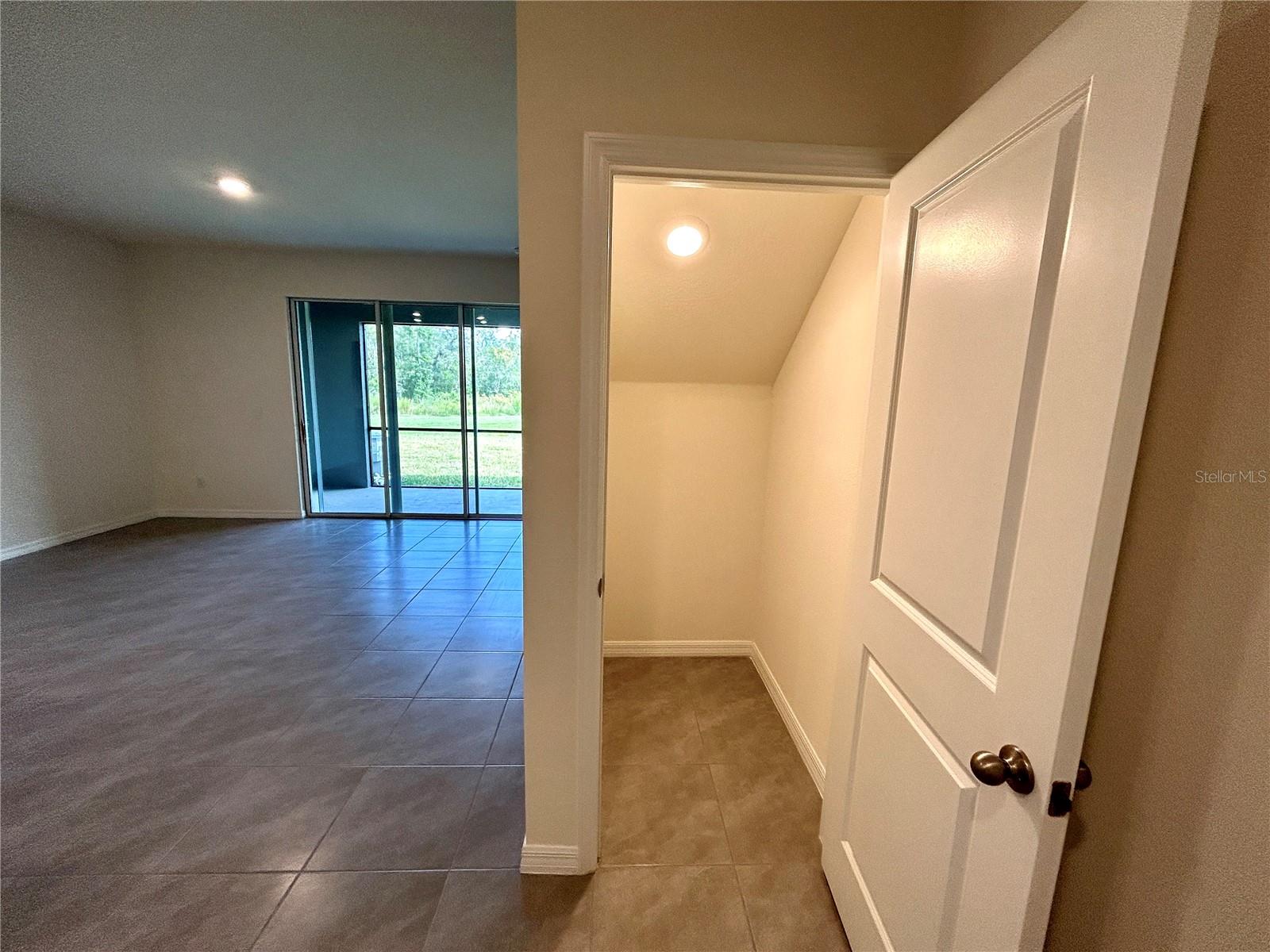 WOODLEAF HAMMOCK A REP OF A POR O - Residential Lease