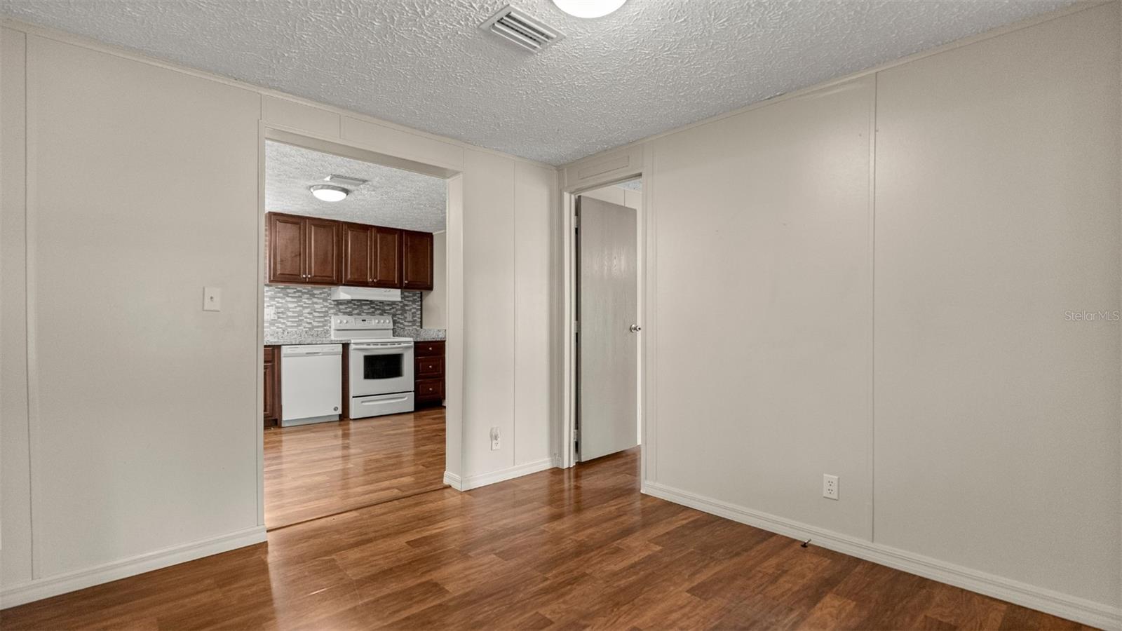 UNIVERSITY COUNTRY ESTATE - Residential