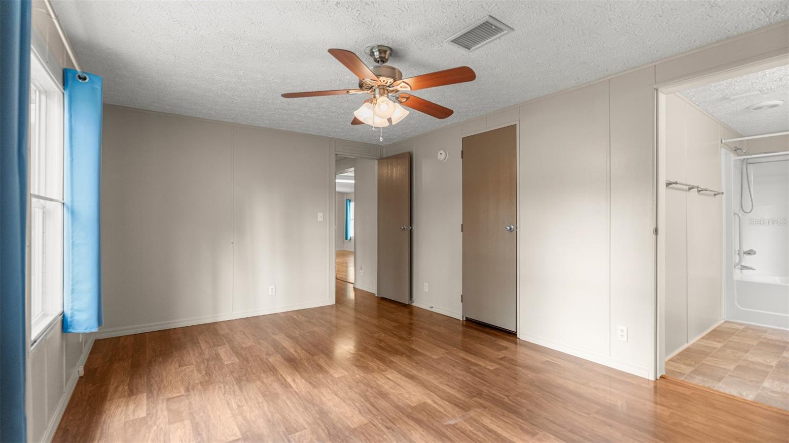 UNIVERSITY COUNTRY ESTATE - Residential