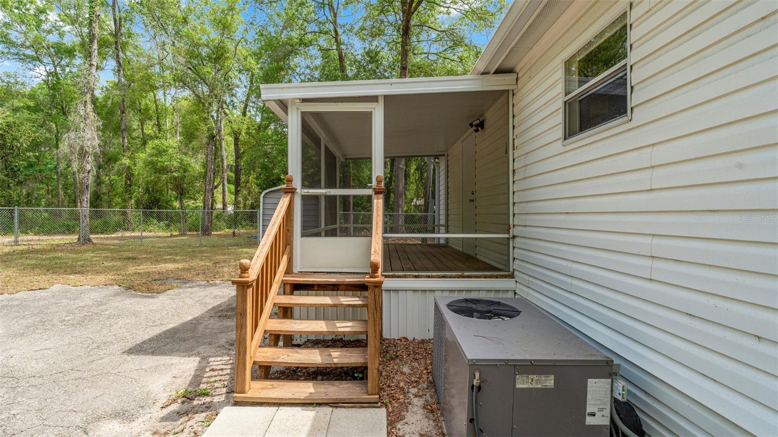 UNIVERSITY COUNTRY ESTATE - Residential