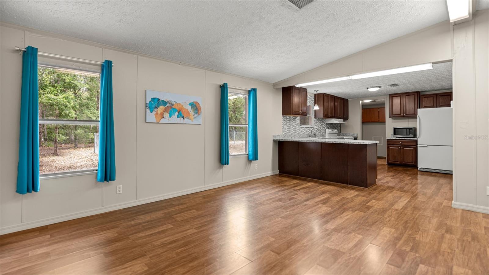 UNIVERSITY COUNTRY ESTATE - Residential