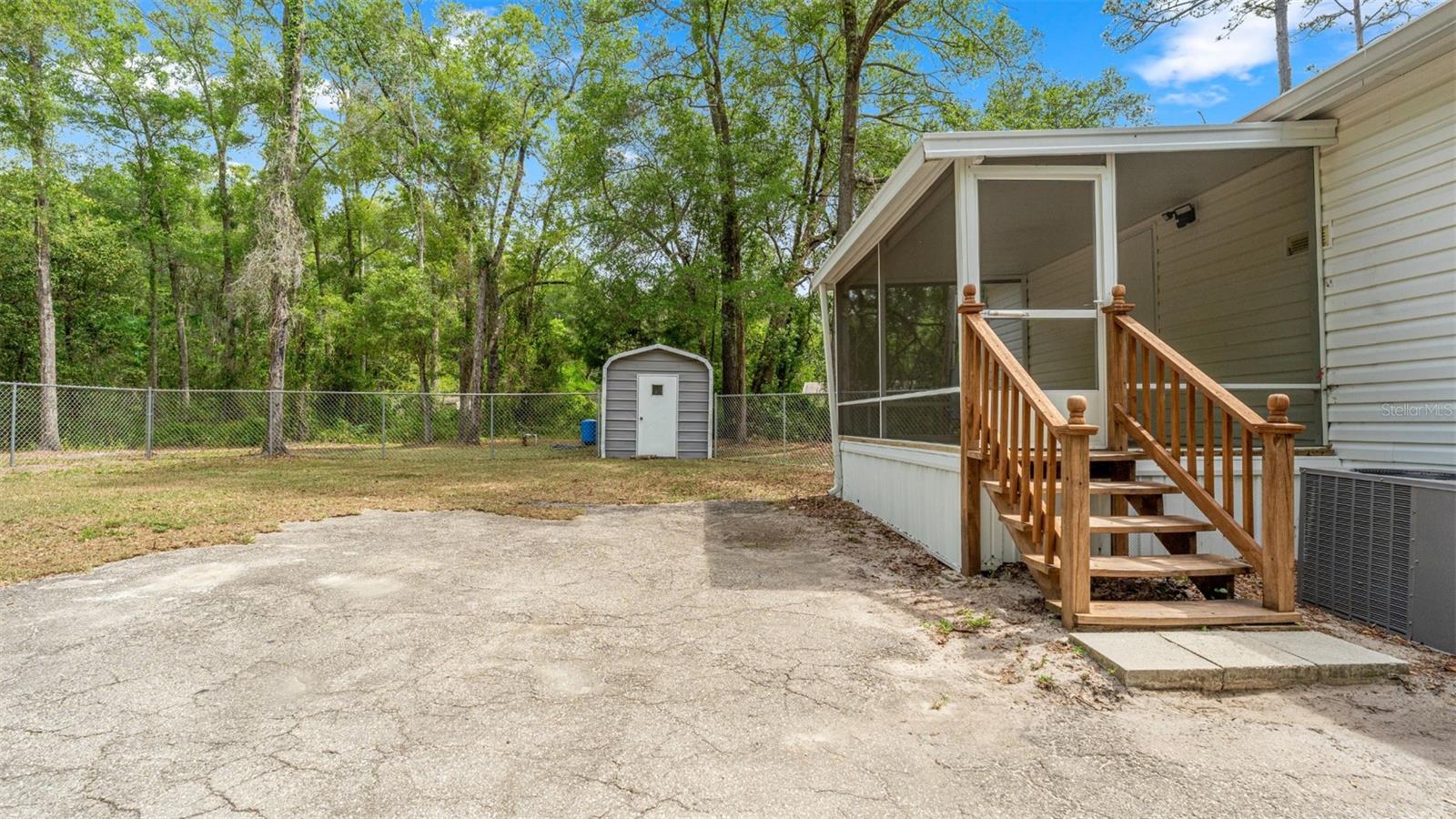 UNIVERSITY COUNTRY ESTATE - Residential