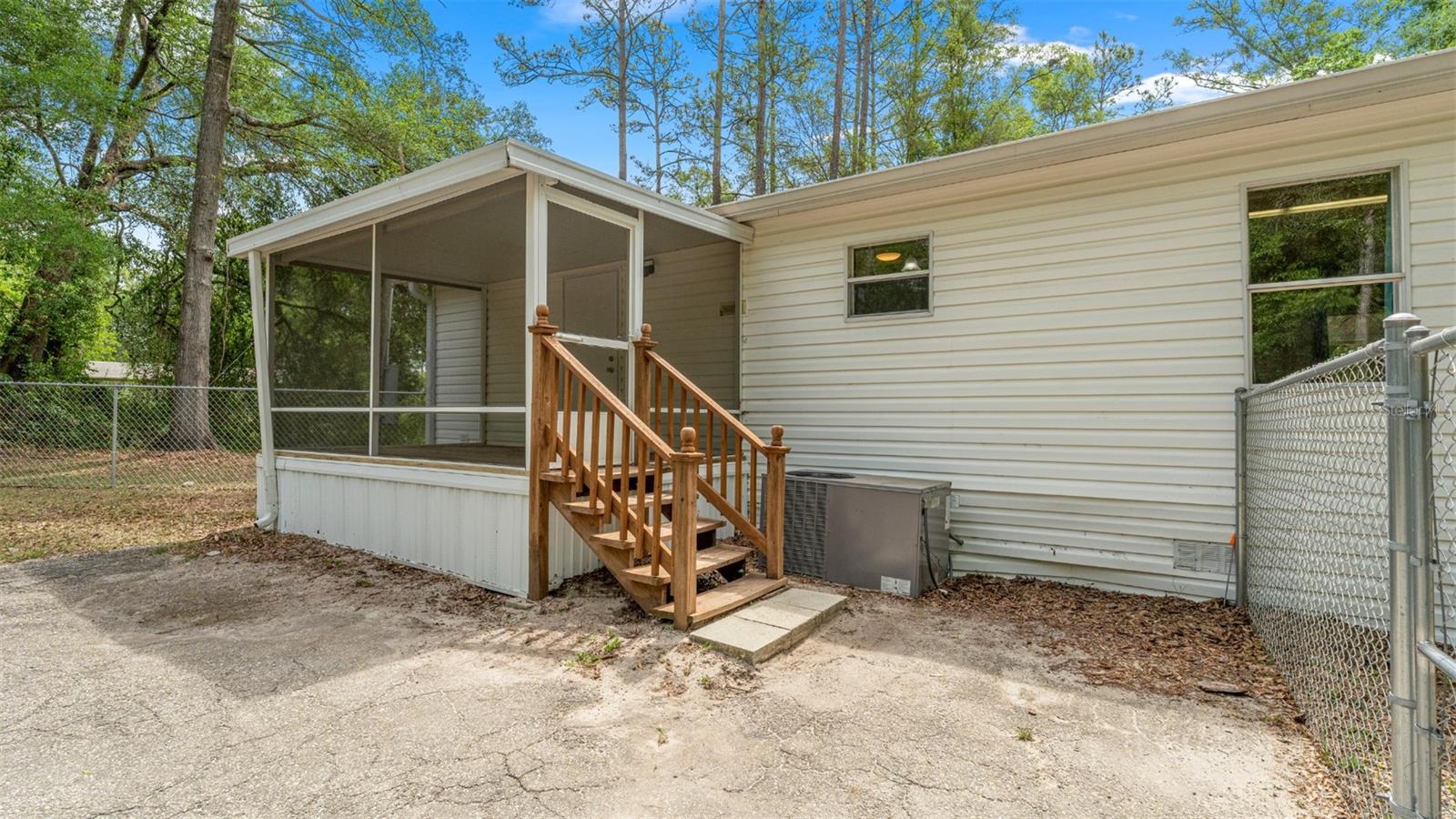 UNIVERSITY COUNTRY ESTATE - Residential