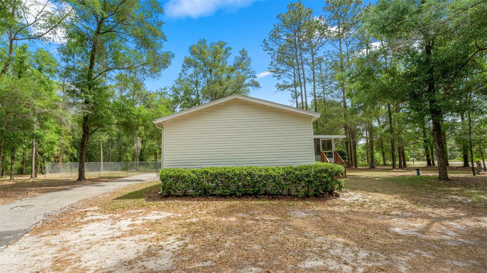 UNIVERSITY COUNTRY ESTATE - Residential