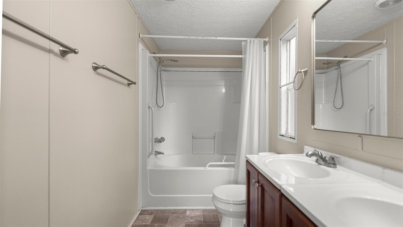 UNIVERSITY COUNTRY ESTATE - Residential