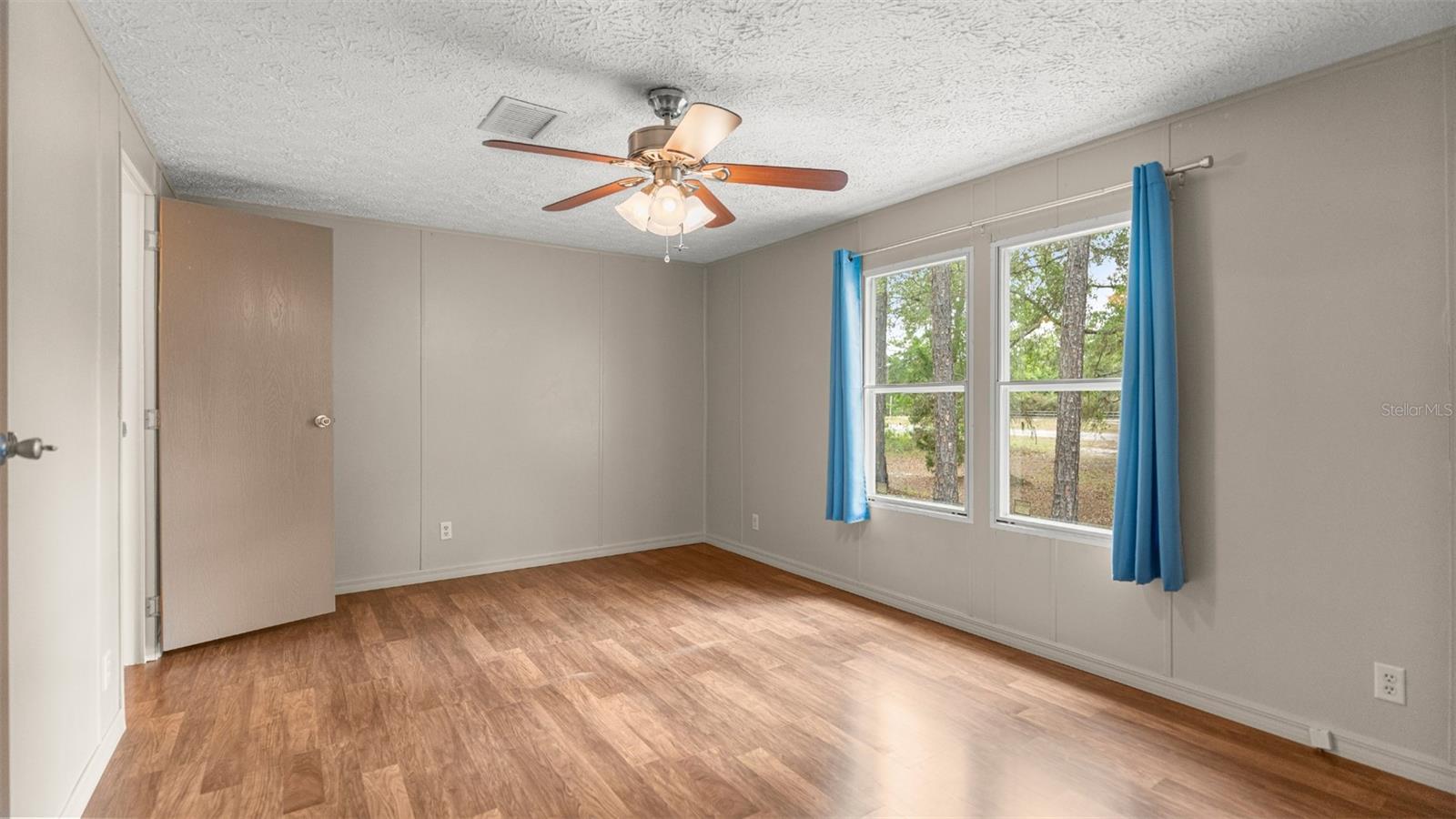 UNIVERSITY COUNTRY ESTATE - Residential