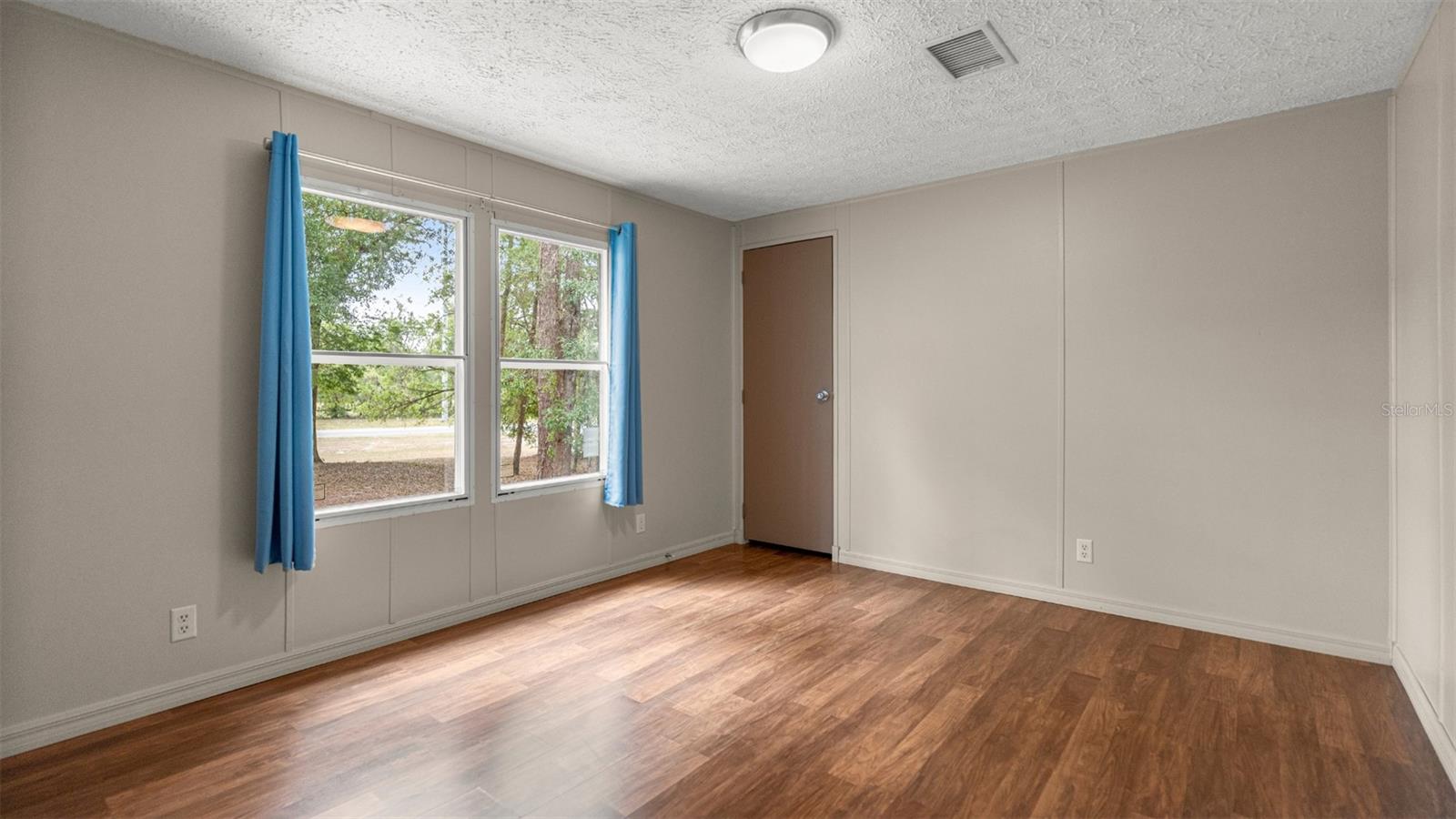 UNIVERSITY COUNTRY ESTATE - Residential