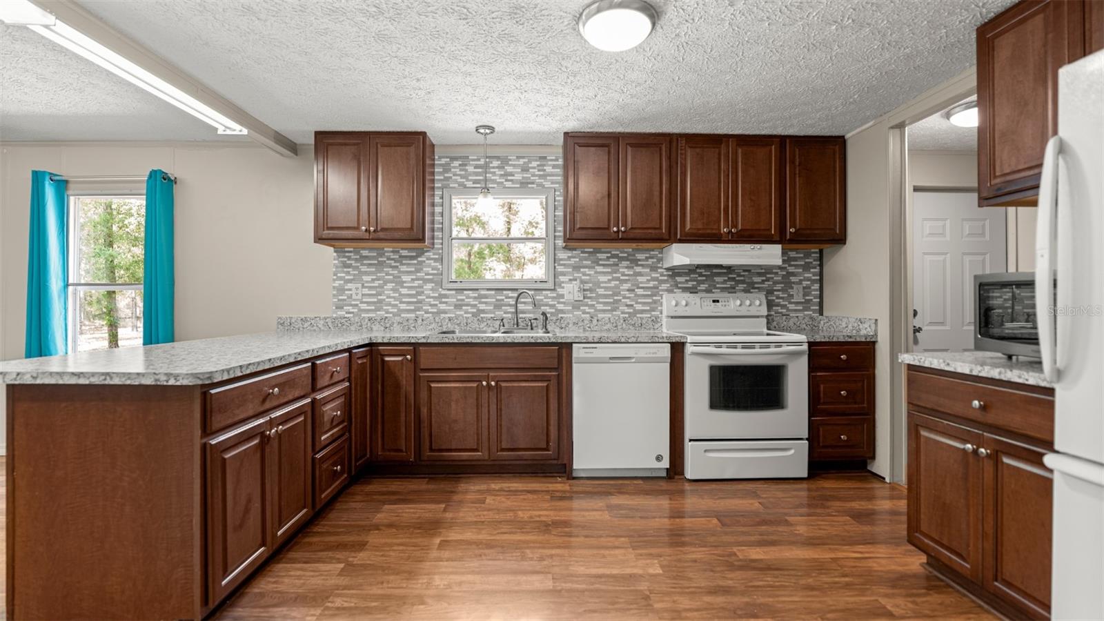 UNIVERSITY COUNTRY ESTATE - Residential