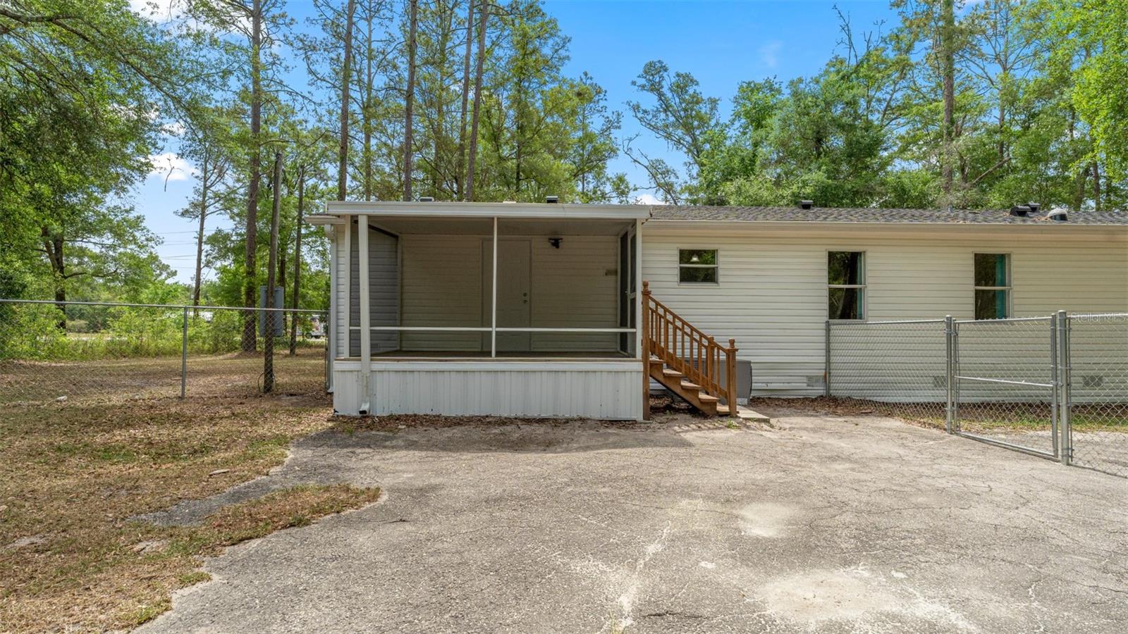 UNIVERSITY COUNTRY ESTATE - Residential